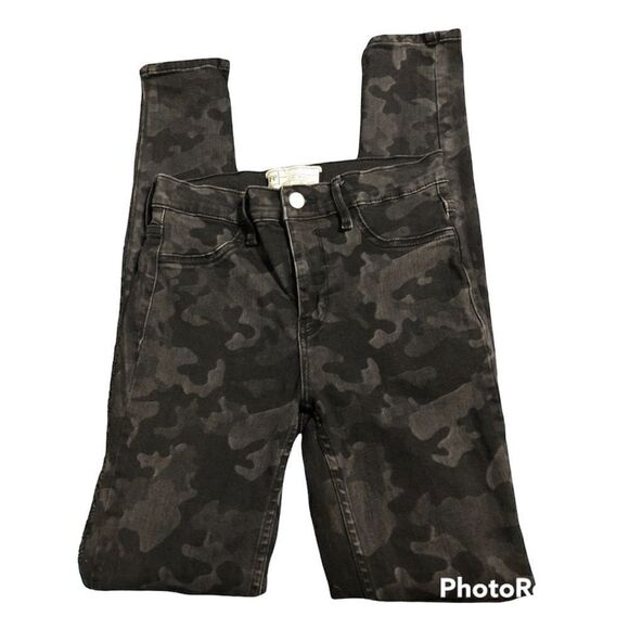 Dark Camo Jeans Free People size 25 - Picture 1 of 5